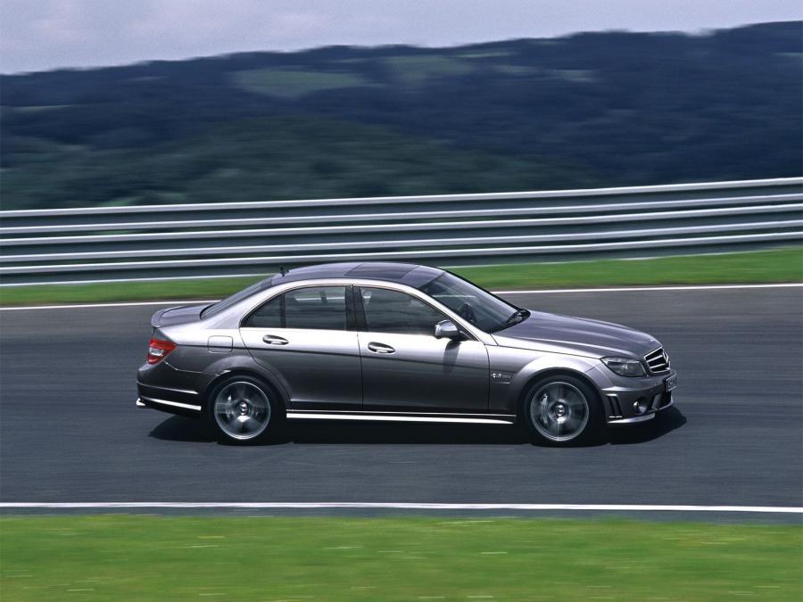  Mercedes-Benz C63 AMG 2007 года  (фото 18 из 27)